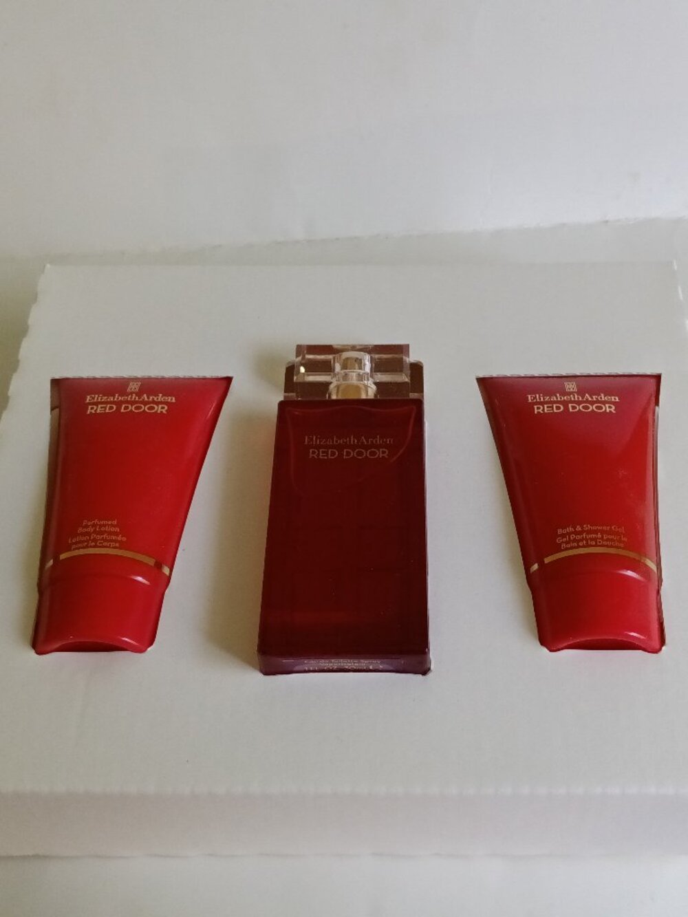 Elizabeth Arden - 3 Pc Set: EDT, Lotion and Bath & Shower Gel.